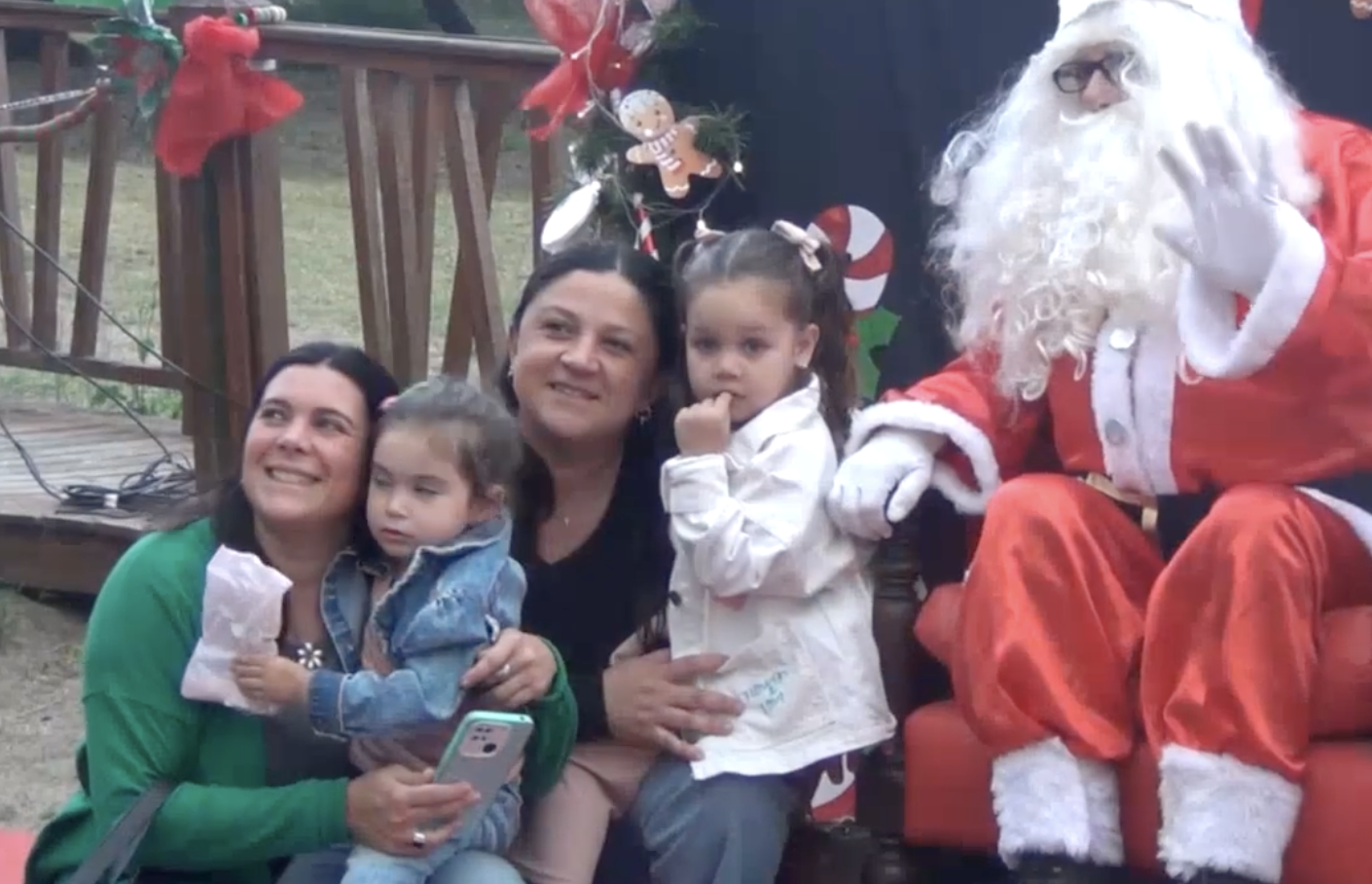 PAPÁ NOEL RECIBIÓ LAS CARTITAS DE LOS NIÑOS SANCLEMENTINOS EN LA PLAZA SARMIENTO